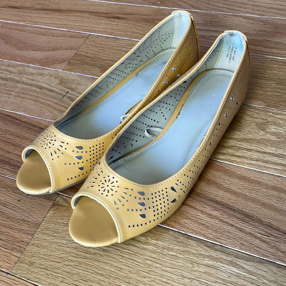 Yellow/Gold Peep toe Flats